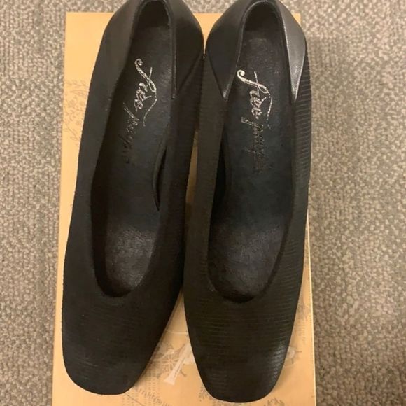 Free People Black Block Heel Pumps - Picture 5 of 6